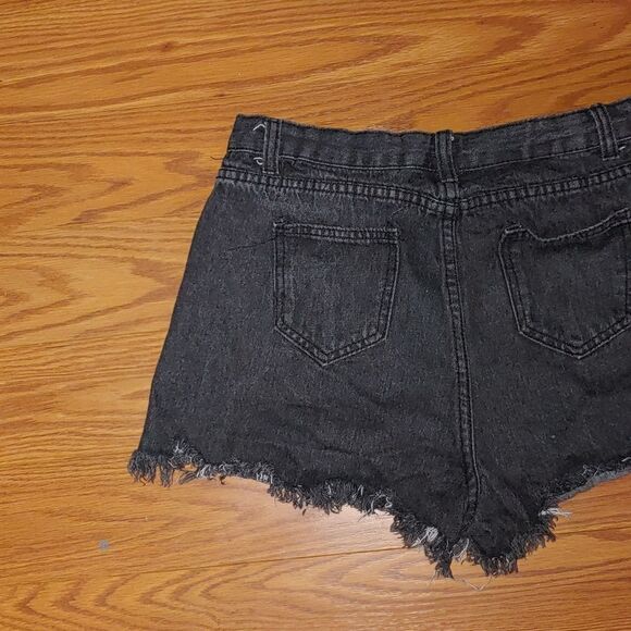 Shein stonewashed Black Distressed jean shorts - Picture 5 of 8